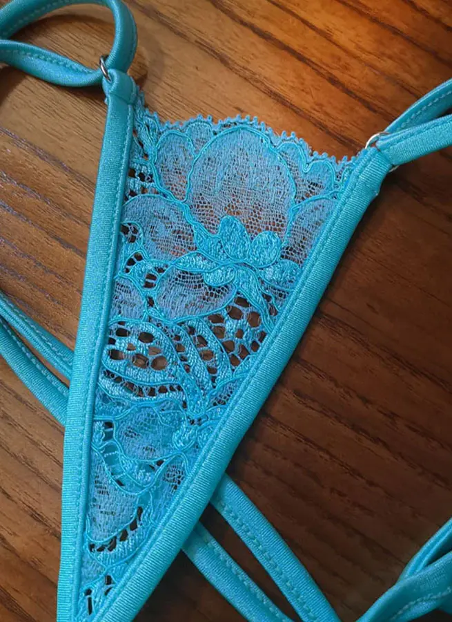 Lola Luna: Micro perizoma in pizzo Leavers blu Helia – foto 4