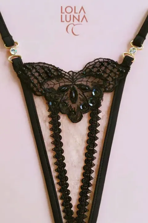 Lola Luna: Perizoma in tulle Paloma decorato da ricami e gioielli neri