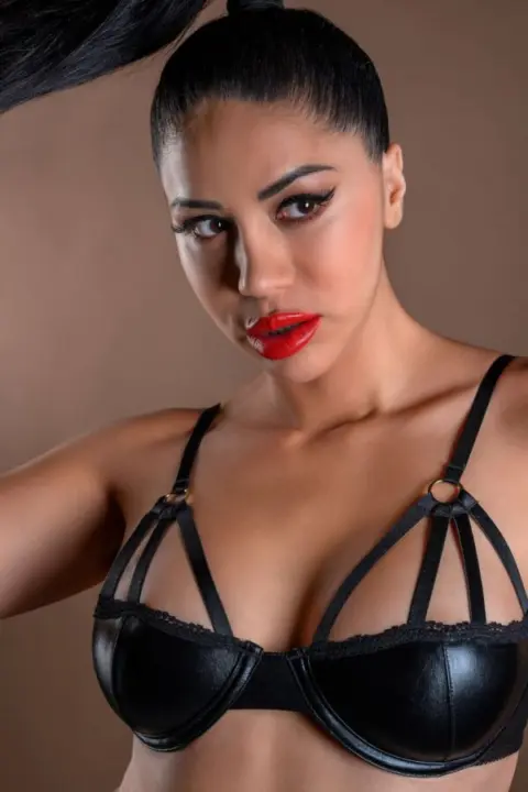 Reggiseno effetto wetlook con dettagli strappy