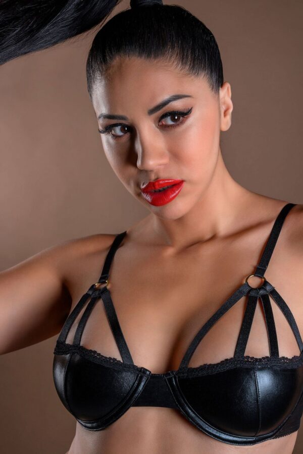 Reggiseno effetto wetlook con dettagli strappy