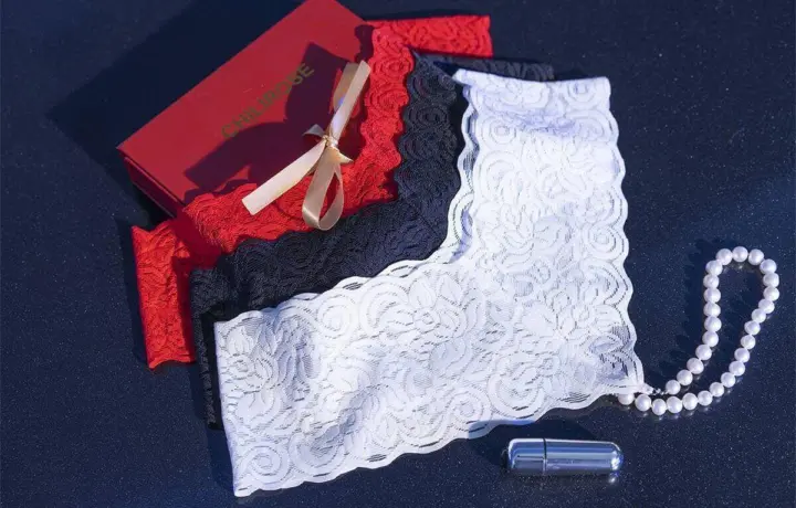 Chilirose Lingerie: Perizoma nero con perle naturali e gadget erotico – foto 7