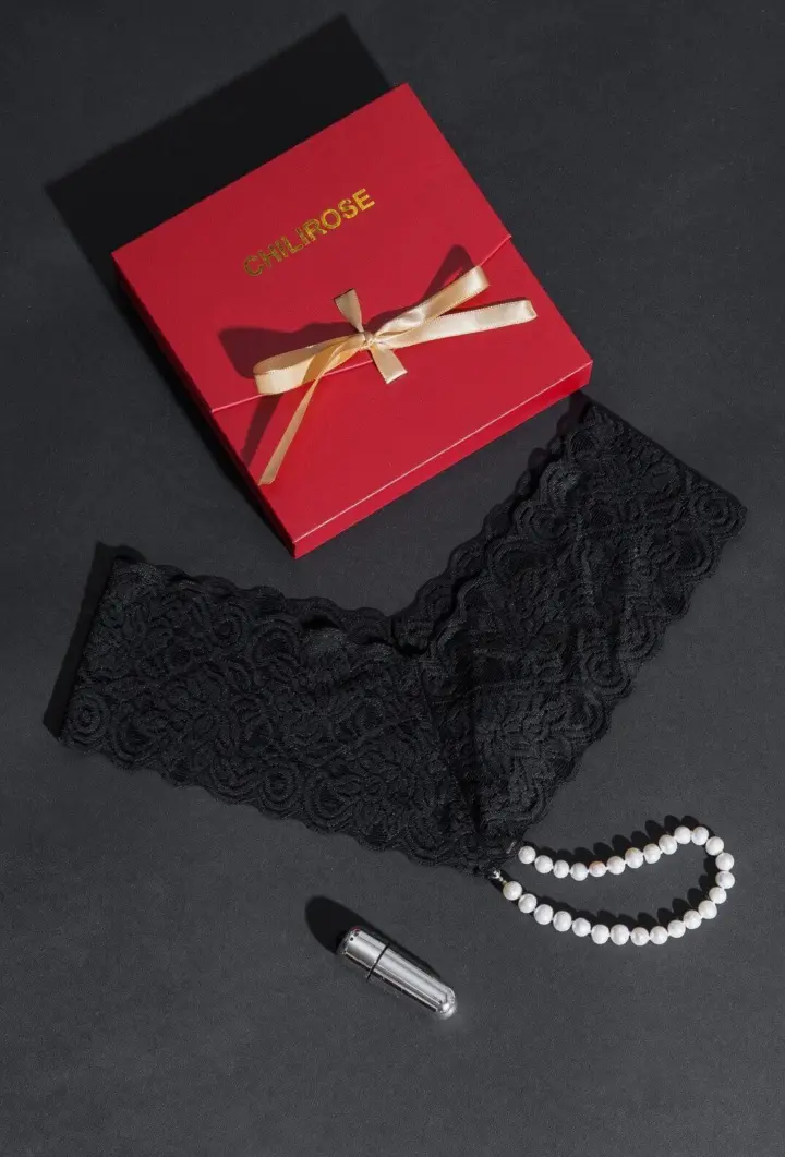Chilirose Lingerie: Perizoma nero con perle naturali e gadget erotico – foto 2