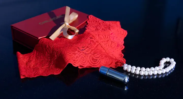 Chilirose Lingerie: Perizoma rosso con perle naturali e gadget erotico – foto 8