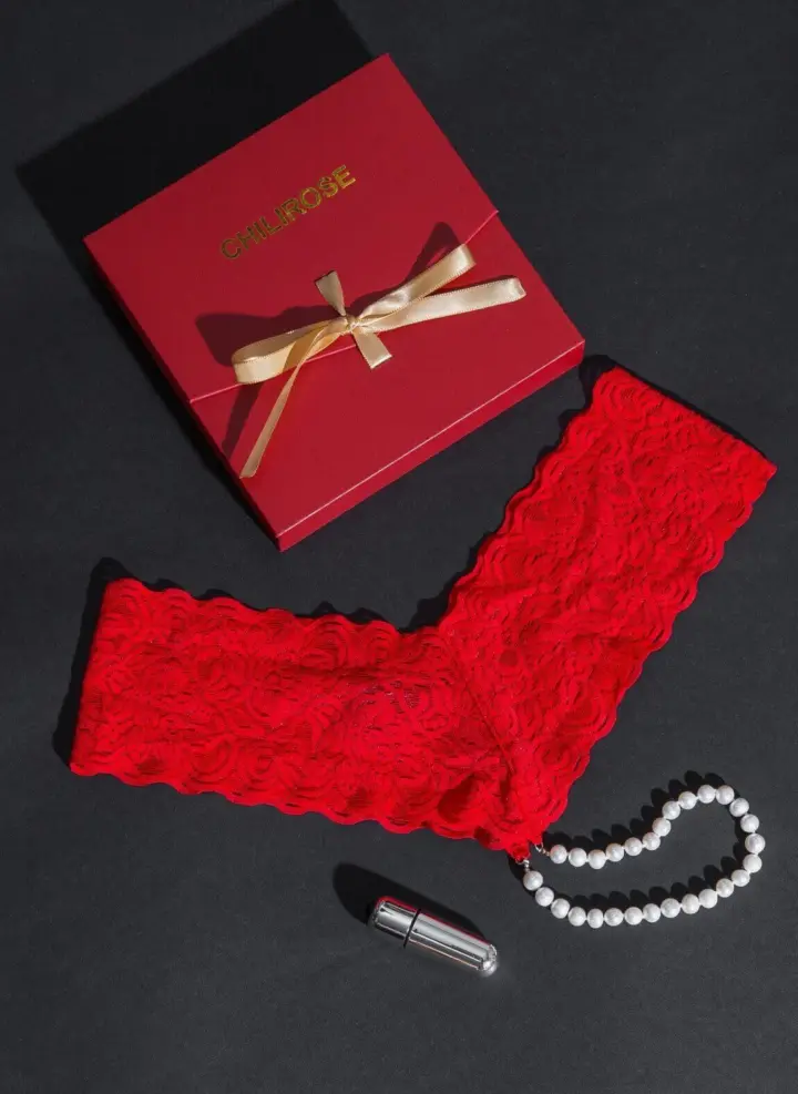 Chilirose Lingerie: Perizoma rosso con perle naturali e gadget erotico – foto 2