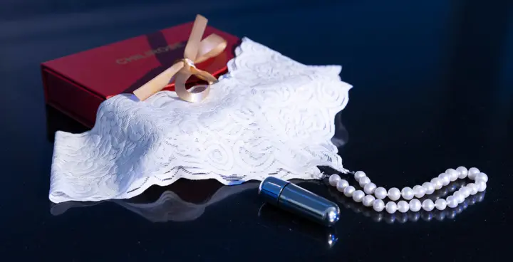 Chilirose Lingerie: Perizoma bianco con perle naturali e gadget erotico – foto 7