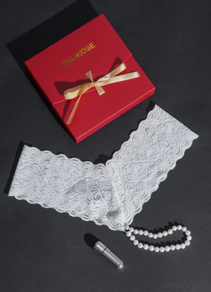 Chilirose Lingerie: Perizoma bianco con perle naturali e gadget erotico – foto 2