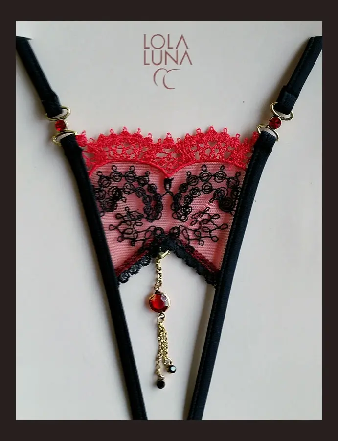 Lola Luna: Sexy G-String aperto con gioielli Victoria